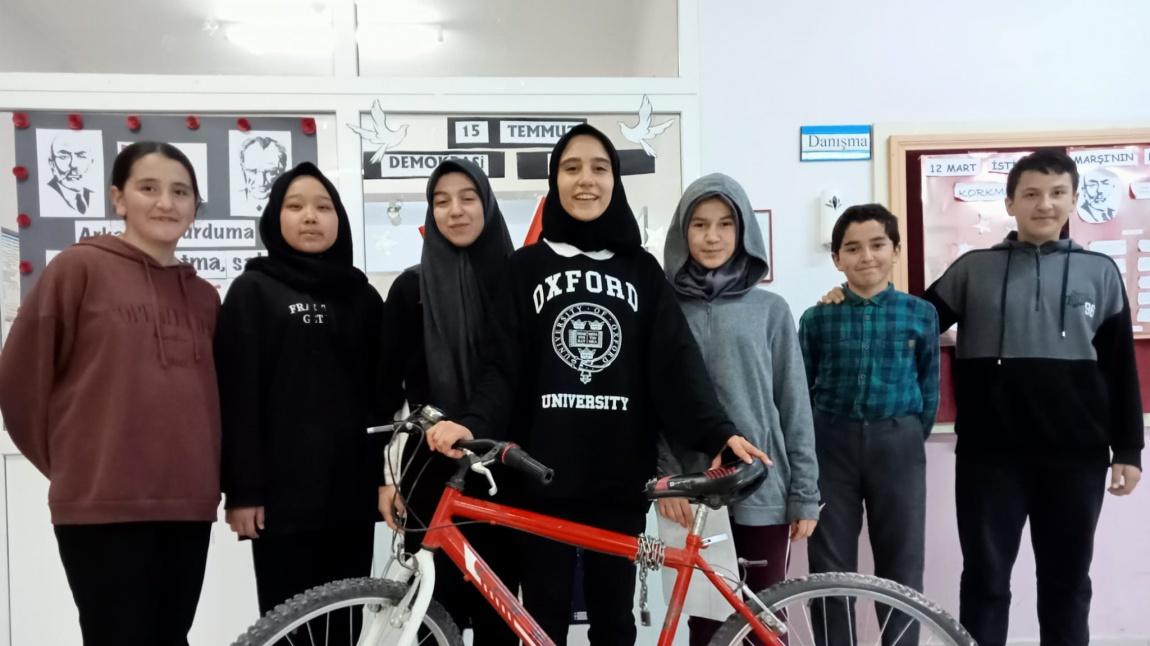 Çankırı'nın Yapraklı ilçesi Yukarıöz Ortaokulu'nda eğitim gören ve çeşitli başarılara imza atan öğrenciye, okul tarafından bisiklet hediye edildi.